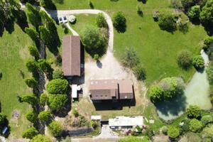Oasi di Tranquillità: Parco, Fabbricati e Laghett
