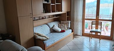 Parete attrezzata con letto singolo e armadi