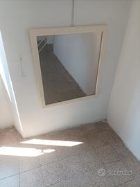 Specchio con cornice bianco