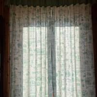 Due set di tende per due finestre