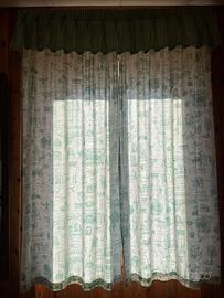 Due set di tende per due finestre