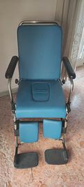 Sedia a rotelle comoda per anziani e invalidi