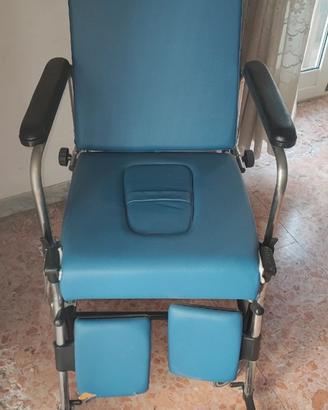 Sedia a rotelle comoda per anziani e invalidi