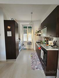 cucina con elettrodomestici