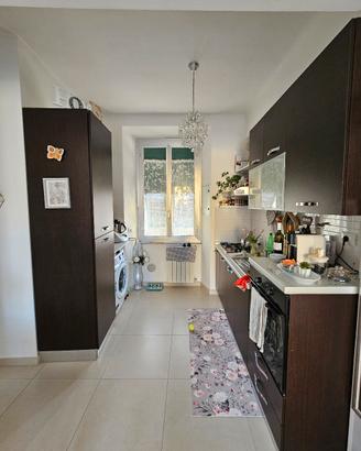 cucina con elettrodomestici