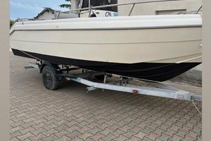 Barca motore e carrello