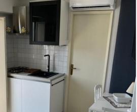Monolocale con bagno e balcone
