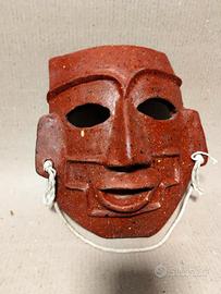 Maschera in terracotta