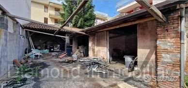 Deposito con cortile a Riposto
