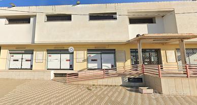 Ampio Locale Commerciale su Strada di Passaggio