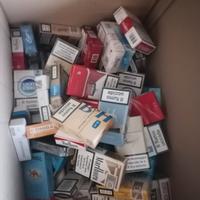 collezione di pacchetti di sigarette vuoti 
