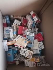 collezione di pacchetti di sigarette vuoti 