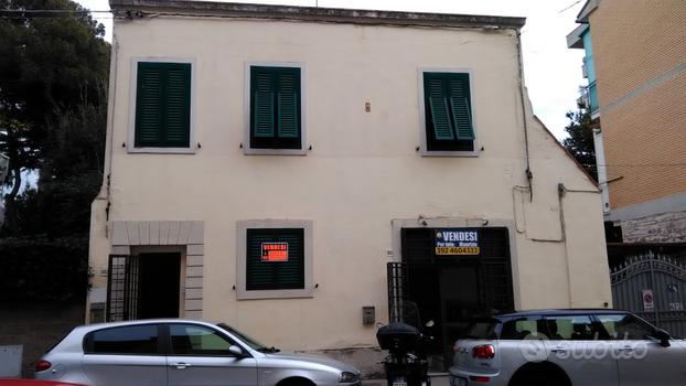 Privato vende palazzina libera su 4 lati