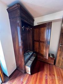 Armadio antico con specchio