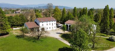 Oasi di Tranquillità: Parco, Fabbricati e Laghett