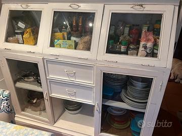 Credenza in legno bianco con vetrine