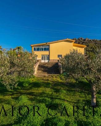 Posada | Spaziosa casa colonica con terreno e vist