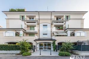 Elegante attico su 2 livelli a Montale