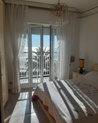 Arma di Taggia 1/11SETTEMBREbalcone mare in centro