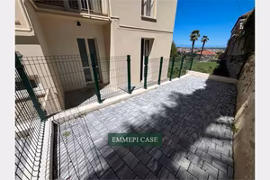 APPARTAMENTO con AMPIO GIARDINO, TERRAZZO e GARAGE