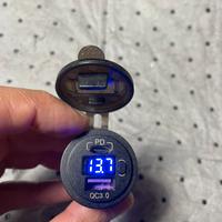 Presa  USB + tipo C con Voltmetro