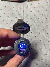 Presa  USB + tipo C con Voltmetro