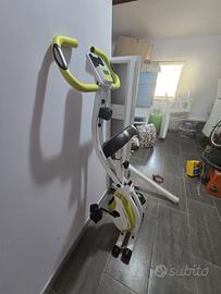 Cyclette pieghevole di colore bianco e verde