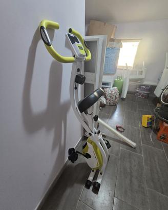 Cyclette pieghevole di colore bianco e verde