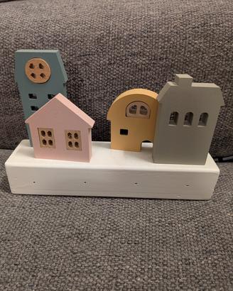 decorazione da parete in legno a forma di casette 