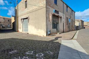 Locale commercile con ampio marciapiede
