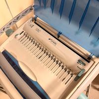 Rilegatrice manuale a pettine plastico CB405