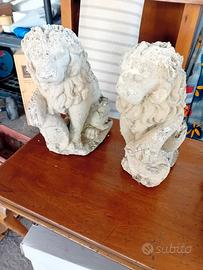 coppia di statue di leoncini