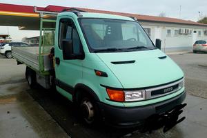 Iveco Daily con gru