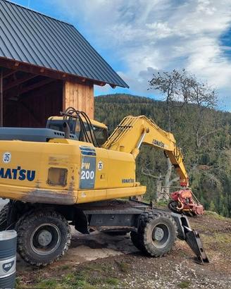 Scavatore  Komatsu PW200-7 con Woody WH6