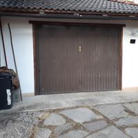 Portone basculante motorizzato con due telecomandi