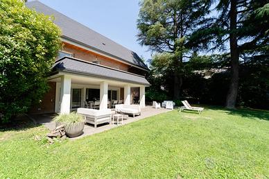 Villa di 835 m² con più di 5 locali e box auto dop