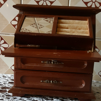 Vecchio portagioie con carillon in legno