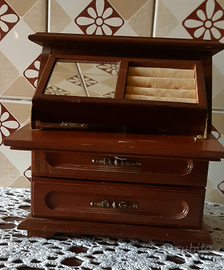 Vecchio portagioie con carillon in legno