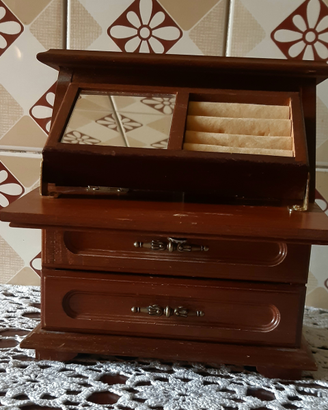 Vecchio portagioie con carillon in legno