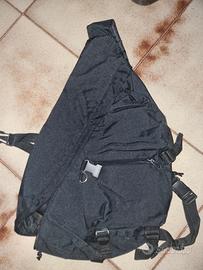 Zaino monospalla nero – sportivo e capiente