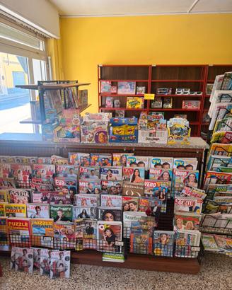 Mobili e scaffali per edicola negozio