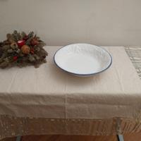 Piatto di portata in ceramica bianca