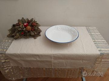 Piatto di portata in ceramica bianca