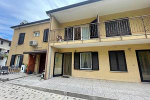 CASA A SCHIERA BICAMERE CON VISTA PANORAMICA