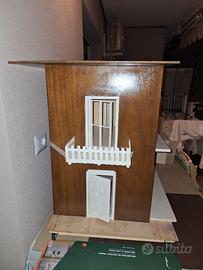 Splendida casetta per le bambole in legno.