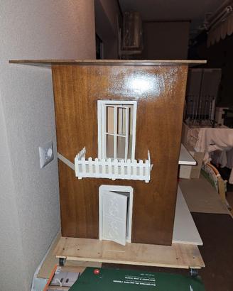 Splendida casetta per le bambole in legno.