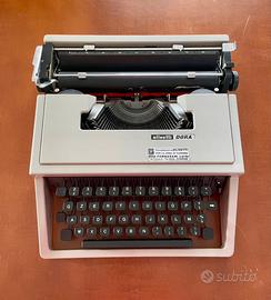 Macchina da scrivere vintage Olivetti Dora 1965