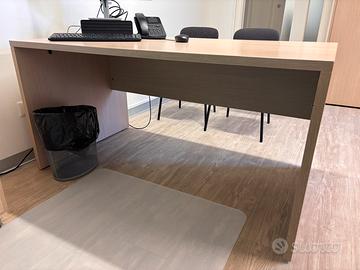 Scrivania con cassettiera