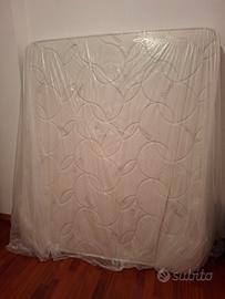 Rete con doghe e materasso matrimoniale