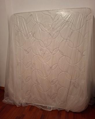 Rete con doghe e materasso matrimoniale